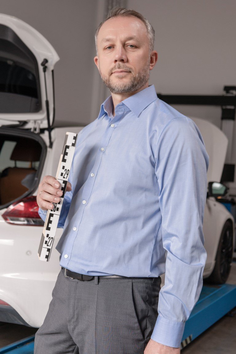 Alexander Vlasenko mit Maßstab bei der Fahrzeugaufnahme