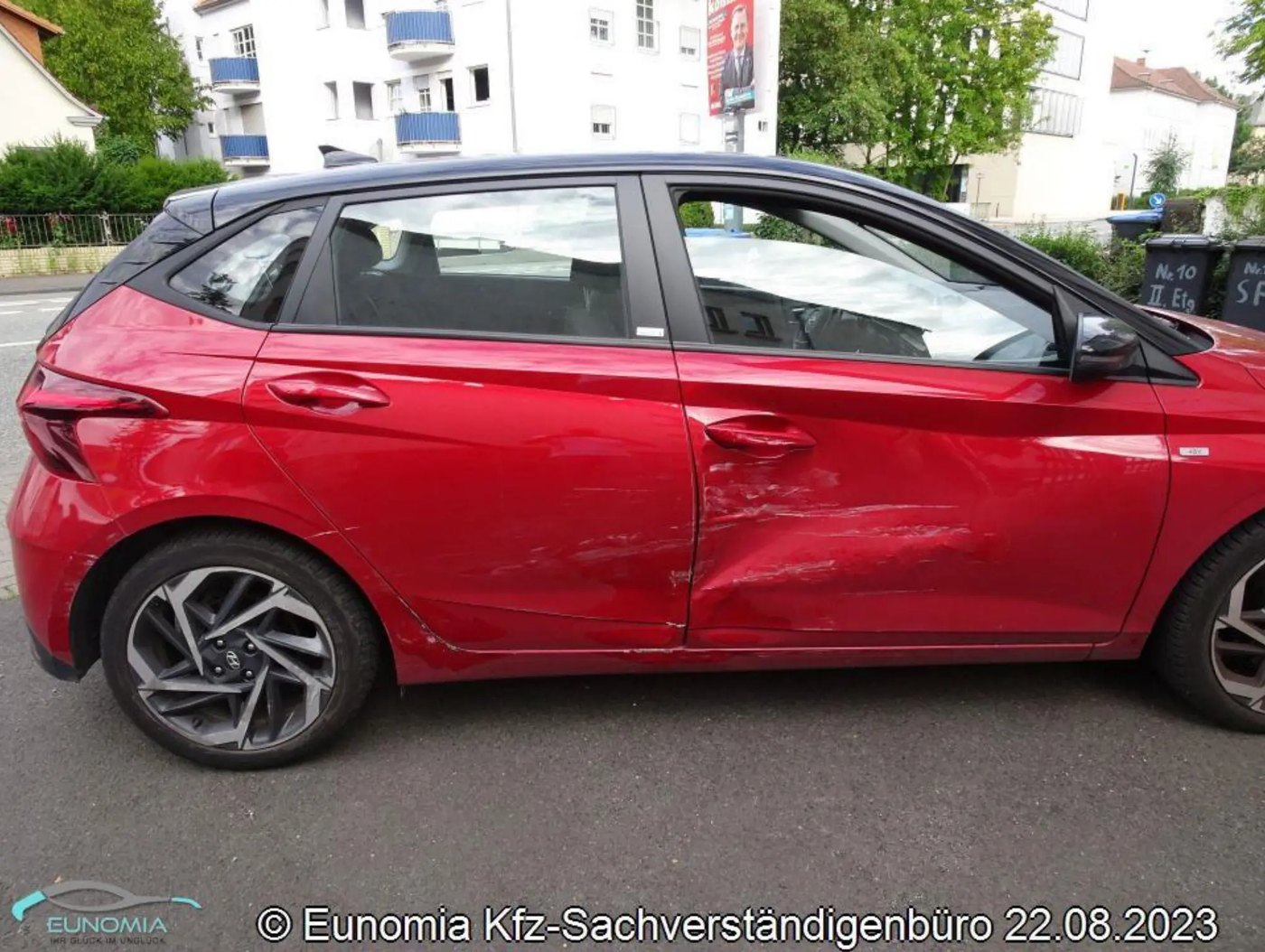Dokumentierter Seitenschaden an einem Unfallfahrzeug
